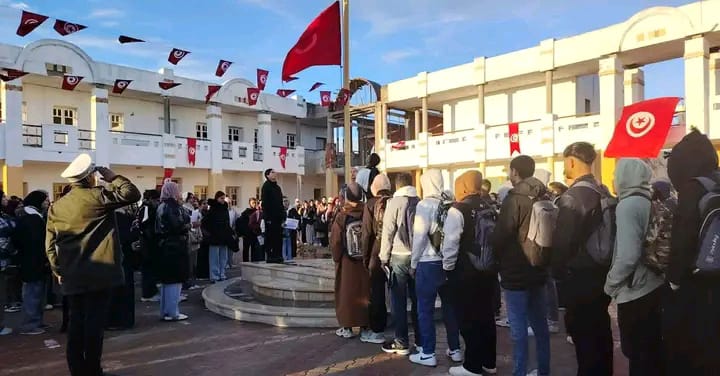 القصرين.. تلاميذ معهد ماجل بلعباس 2 يرفعون العلم بمشاركة القوات الحاملة للسلاح 